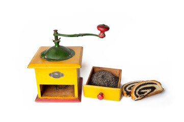Mohn Mühle für Mohnstrudel, Kaffeemühle Handbetrieben,
isoliert auf weißem Hintergrund
