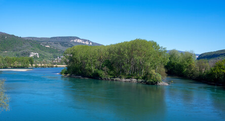Fototapeta na wymiar Paysage de printemps sur les berges du fleuve Rhône aux alentours du village de Lagnieu dans le département de l'Ain