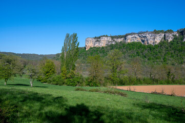 Fototapeta na wymiar Paysage de printemps aux environs du village de Hières-sur-Amby et du plateau de Larina dans le département de l'Isère