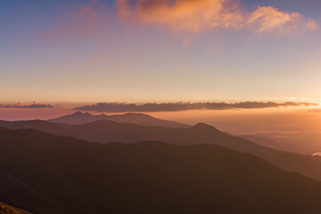 Fototapeta na wymiar Sunrise over the mountains
