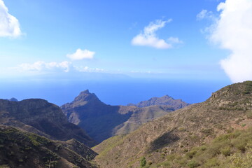 Fototapeta na wymiar Hiking in Teno mountains on tenerife with beautiful view on La Gomera island