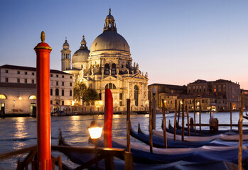 Venezia. Gondole al Canal Grande sullo sfondo della basilica di Santa Maria della Salute al...