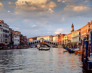 Venezia. Ponte di Rialto con Palazzi al tramonto