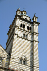 Fototapeta na wymiar Ville de Gênes, ses façades colorées, porches, sculptures, fontaines, Italie