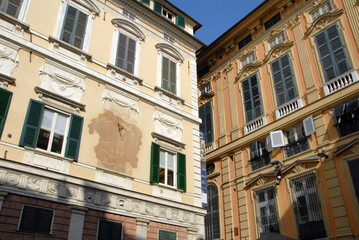 Fototapeta na wymiar Ville de Gênes, ses façades colorées, sculptures et drapeaux, Italie 