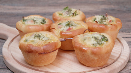 マフィン型で作る春野菜のキッシュパン（菜の花・玉葱・ベーコン・チーズ・アパレイユ）