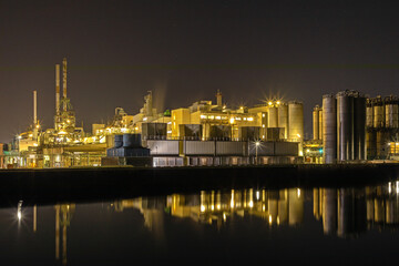 Fototapeta na wymiar Chemische Industrie am Lech Kanal Nähe Augsburg bei Nacht