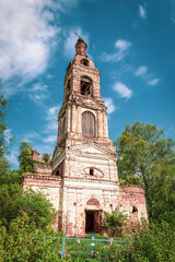 Fototapeta na wymiar the destroyed Orthodox church