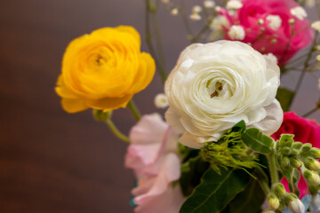 カラフルなバラの花を中心とした花束
