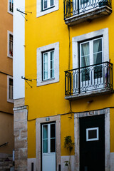 Fototapeta na wymiar Gelbes Haus in der Altstadt von Lissabon, Portugal