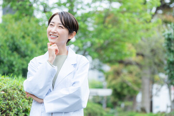 考える医者（医療・女性・白衣・健康・ヘルスケア）