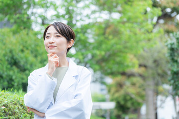 考える医者（医療・女性・白衣・健康・ヘルスケア）