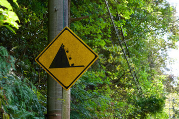 落石注意の看板