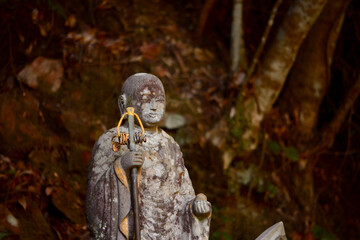 お地蔵様。アジア、日本の宗教的な彫像