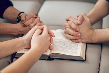 Obraz premium Close up picture of hands while praying
