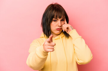 Young caucasian woman isolated on pink background pointing temple with finger, thinking, focused on a task.