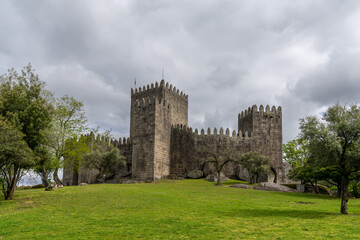 Fototapeta na wymiar view of the 11th-century Guimaraes Castle
