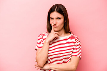Obraz premium Young caucasian woman isolated on pink background unhappy looking in camera with sarcastic expression.