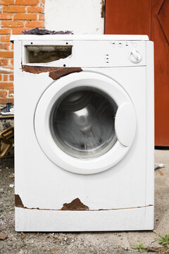 old used washing machine  with rysty metal elements
