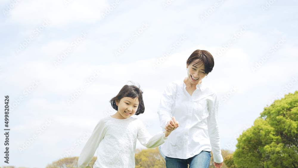 Poster 手を繋いで草原を歩く母娘　ファミリー　子育て　自然環境