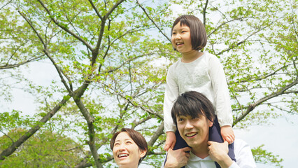 肩車をして森を歩く親子　ファミリー　子育て　育児