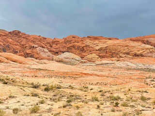 Fototapeta na wymiar Red rock mountains in desert