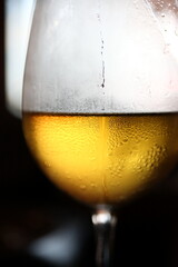 夏の屋外で飲む、よく冷えた白ワインのグラス