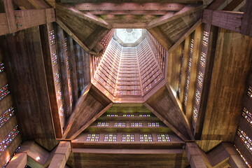 Le Havre : int&eacute;rieur du clocher de l'&eacute;glise Saint-Jospeh (contreplong&eacute;e)