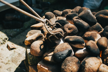 Horno de Pachamanca con piedras calientes. Horno tradicional en Perú, Sudamérica,
