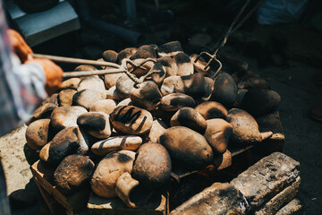 Horno de Pachamanca con piedras calientes. Horno tradicional en Perú, Sudamérica,