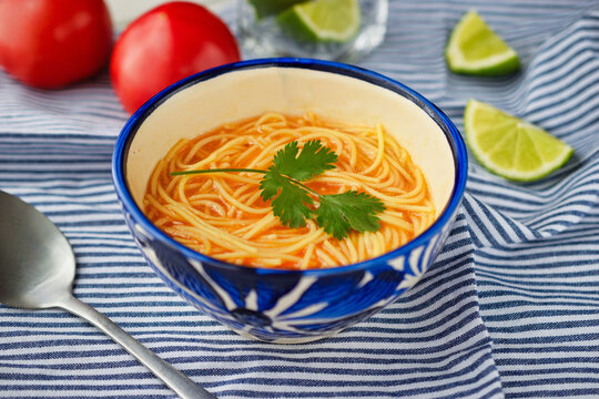 伝統的なメキシコのスープ　ソパ・デ・フィデオ　パクチーを添えて コピースペースあり　Traditional Mexican Soup Sopa de Fideo（Mexican Noodle Soup）served with Coriander copy space available