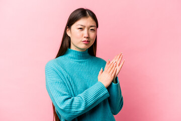 Obraz premium Young Chinese woman isolated on pink background feeling energetic and comfortable, rubbing hands confident.