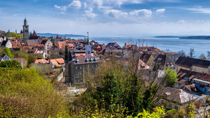 Überlingen Panoramablick am schönen Bodensee mit blauen Himmel	