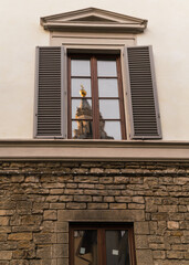 Obraz premium reflection of the cathedral on a window in Florence, Italy 