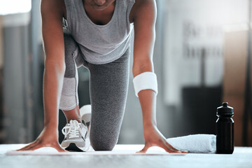 Naklejka premium No weakness detected. Cropped shot of an unrecognizable woman getting into position for pushups at the gym.