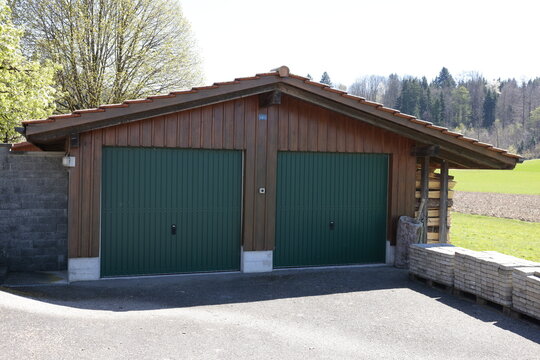 doppelgarage bei schweizer bauernhof