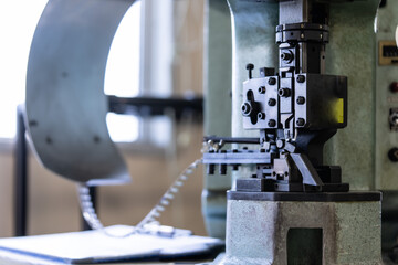 電線に端子を圧着する機械・プレス機