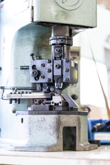 電線に端子を圧着する機械・プレス機