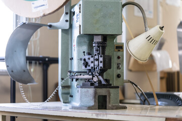 電線に端子を圧着する機械・プレス機