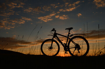Eine Mountainbike Fahrrad Silhouette im Sonnenuntergang.