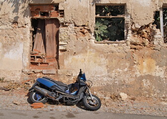 Fototapeta na wymiar Motorcycle in front of an old facade