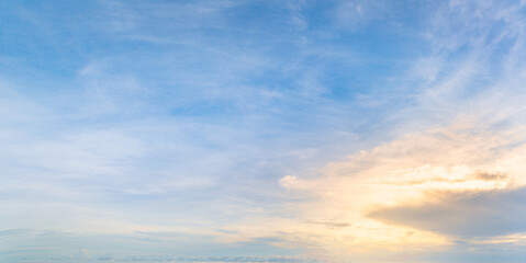 Obraz premium Beautiful bright sky background