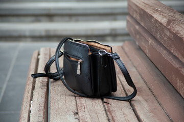 woman lose bag in the street