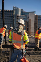 Trabajadores de la Construcción, realizando el colado del hormigón armado para una estructura. 