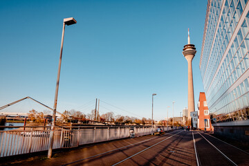 Düsseldorfer Rheinturm im Medienhafen