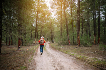 Obraz premium Portrait of a man with a hat in a forest.