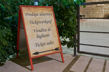 Hinweisschild mit dem Wort Ticketverkauf in kroatischer, deutscher, italienischer und englischer...
