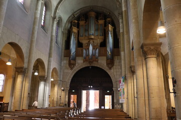Obraz premium L'église Saint Louis, construite au 19eme siecle et de style néo roman, intérieur de l'église, ville de Vichy, département de l'Allier, France