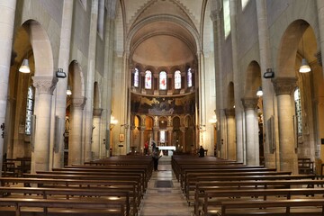 L'église Saint Louis, construite au 19eme siecle et de style néo roman, intérieur de l'église,...