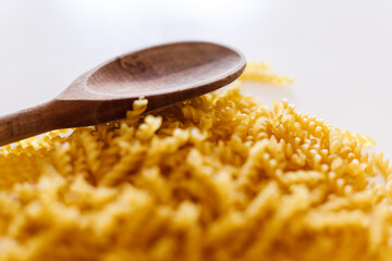 Pâtes sur fond blanc avec une spatule